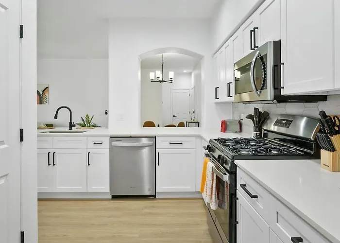 Cozysuites By The Stadium With Pool 02 Apartment Glendale