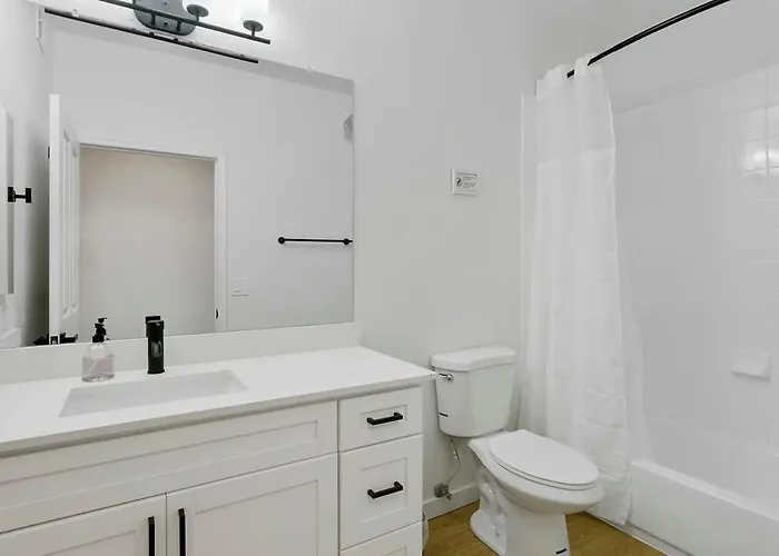 Cozysuites By The Stadium With Pool 02 Apartment Glendale