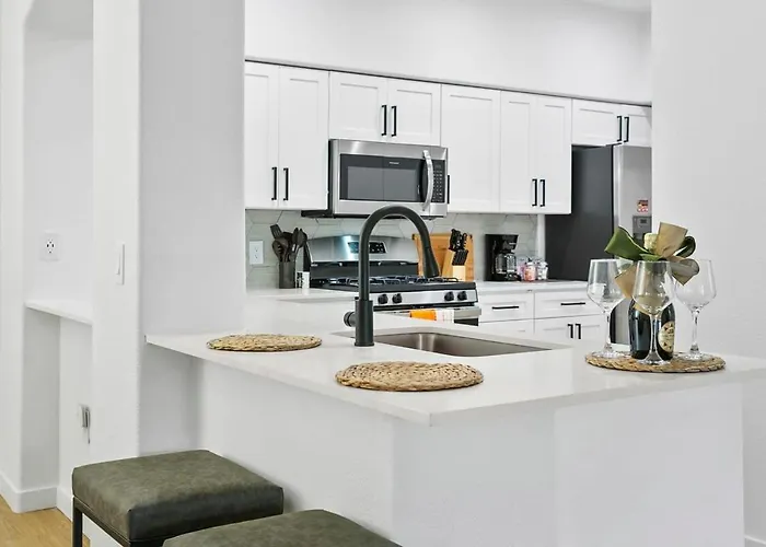 Cozysuites By The Stadium With Pool 02 *