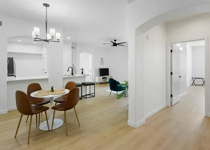 Cozysuites By The Stadium With Pool 02 Apartment Glendale