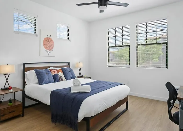 Cozysuites By The Stadium With Pool 02 Apartment Glendale